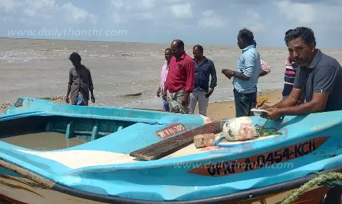 கரை ஒதுங்கிய இலங்கை படகு