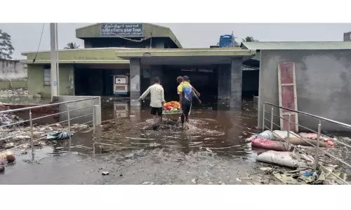 எரிவாயு தகன மேடையை சுற்றி குளம்போல் தேங்கிய மழைநீர் எரிவாயு தகன மேடையை சுற்றி குளம்போல் தேங்கிய மழைநீர்