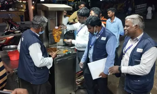 பாஸ்ட்-புட் கடைகளில் உணவு பாதுகாப்புத்துறை அதிகாரிகள் சோதனை