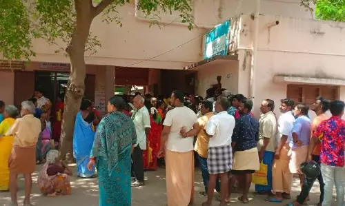 ஆதாரில் செல்போன் எண்ணை இணைக்க குவிந்த பொதுமக்கள்