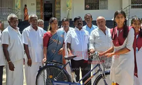 பள்ளி மாணவ-மாணவிகளுக்கு இலவச சைக்கிள்; எம்.எல்.ஏ. வழங்கினார்