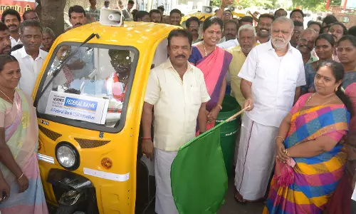 குப்பை சேகரிப்பதற்காக 5 பேட்டரி வாகனங்கள்