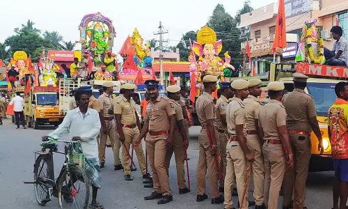 பலத்த போலீஸ் பாதுகாப்புடன் விநாயகர் சிலைகள் ஊர்வலம் பலத்த போலீஸ் பாதுகாப்புடன் விநாயகர் சிலைகள் ஊர்வலம்
