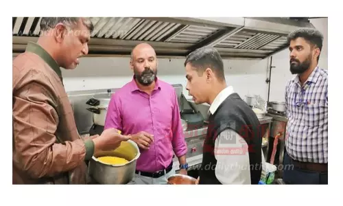 குன்னூரில், ஓட்டல்களில் இருந்த கெட்டுபோன உணவு, இறைச்சிகள் பறிமுதல்