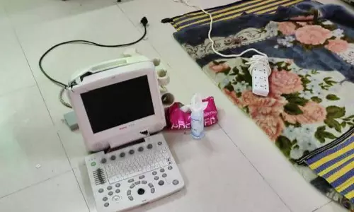 கருவில் உள்ள குழந்தைகளின் பாலினம் குறித்து கூறியதாக புகார்:ஸ்கேன் மையத்துக்கு சுகாதாரத்துறையினர் சீல் :தப்பி ஓடிய உரிமையாளருக்கு போலீஸ் வலைவீச்சு