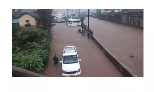 ஊட்டியில் கொட்டி தீர்த்த கனமழைவெள்ளத்தில் சிக்கிய வாகனங்கள்; படகு சவாரி ரத்து ஊட்டியில் கொட்டி தீர்த்த கனமழைவெள்ளத்தில் சிக்கிய வாகனங்கள்; படகு சவாரி ரத்து