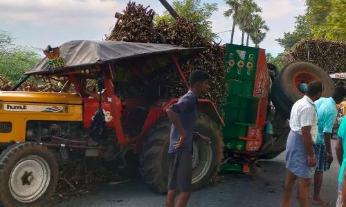 மூங்கில்துறைப்பட்டு அருகேகரும்பு டிராக்டர் கவிழ்ந்து விபத்து மூங்கில்துறைப்பட்டு அருகேகரும்பு டிராக்டர் கவிழ்ந்து விபத்து