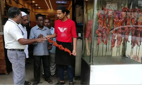 தரமற்ற முறையில் உணவு தயாரித்த உணவகங்களுக்கு அபராதம்