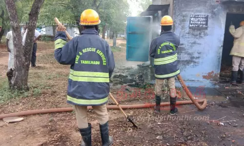 மின்னல் தாக்கி பட்டாசு ஆலை குடோனில் தீ