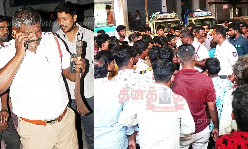 அரிவாளை காட்டி மிரட்டி செல்போன் பறித்த வாலிபர்கள் சிக்கினர்