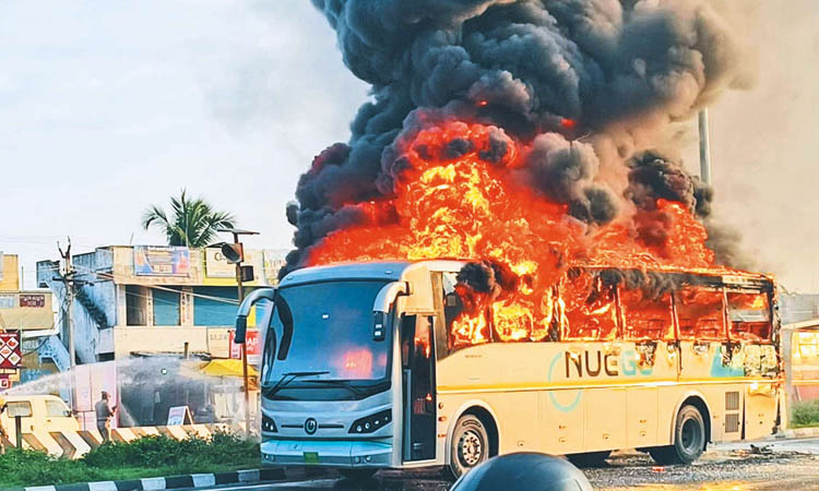 பூந்தமல்லி அருகே மற்றொரு பஸ் மோதியதில் ஆம்னி பஸ் தீப்பிடித்து எரிந்தது - பயணிகள் உயிர் தப்பினர்