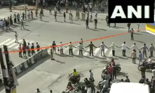 காவிரி விவகாரம் : கர்நாடகாவின் மண்டியாவில் விவசாயிகள் மற்றும் பல்வேறு அமைப்பினர் போராட்டம்