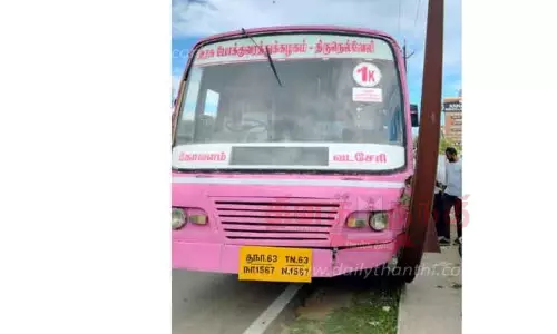 மின்கம்பத்தில் அரசு பஸ் மோதல்