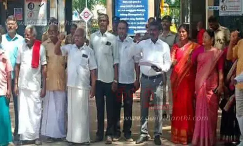 ரெயில் நிலையத்தை கருத்துரிமை பாதுகாப்பு கூட்டமைப்பினர் முற்றுகை