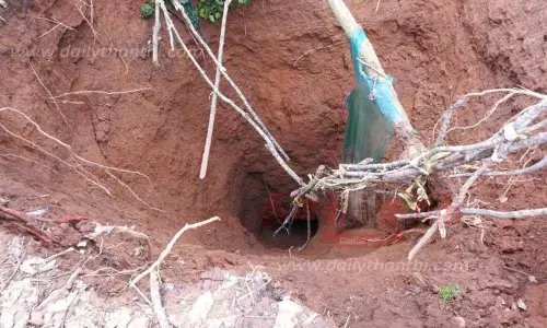 20 அடியில் உருவான பள்ளம் 100 அடி ஆழத்துக்கு சென்றது