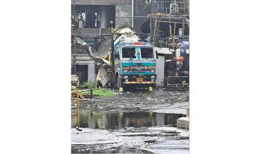 மராட்டிய தொழிற்சாலையில் நைட்ரஜன் டேங்கர் லாரி வெடித்து 2 தொழிலாளர்கள் பலி; 5 பேர் காயம்