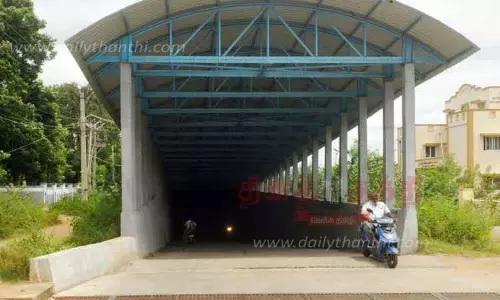 பகல் நேரத்தில் இருள் சூழ்ந்து காணப்படும் ரெயில்வே சுரங்கப்பாதை