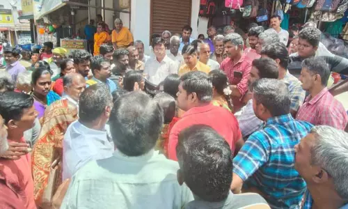 குடிநீர் கேட்டு பொதுமக்கள் சாலை மறியல்