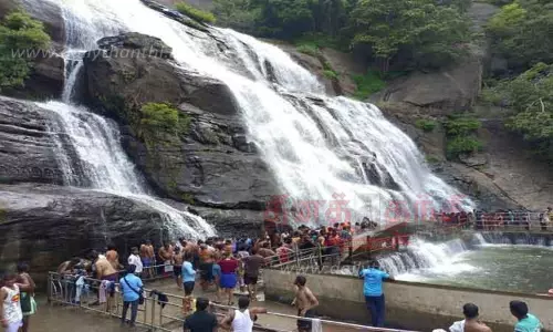 குற்றாலத்தில் உற்சாக குளியல்