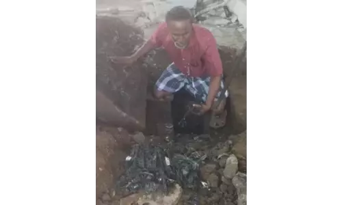 பெரியகுளத்தில்சாக்கடை கால்வாய் அடைப்பை கைகளால் அகற்றிய தூய்மை பணியாளர்