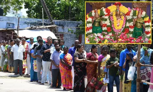 பெருமாள் கோவில்களில் குவிந்த பக்தர்கள் பெருமாள் கோவில்களில் குவிந்த பக்தர்கள்