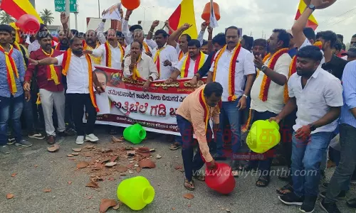 ஓசூர் அருகே கர்நாடக எல்லையில்கன்னட அமைப்பினர் காலிக்குடங்களைஉடைத்து போராட்டம்சாலை மறியலில் ஈடுபட்ட 120 பேர் கைது