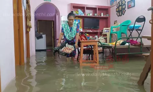 வீடுகளுக்குள் தண்ணீர் புகுந்ததால் மக்கள் அவதி வீடுகளுக்குள் தண்ணீர் புகுந்ததால் மக்கள் அவதி