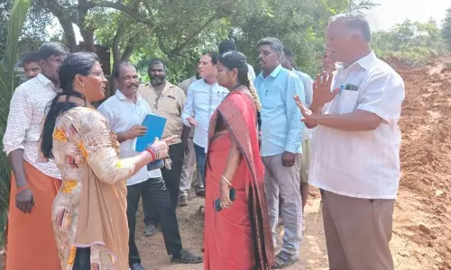 சாலை அமைத்த நபரை பொதுமக்கள் சிறை பிடித்தனர்