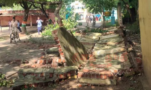 பாலக்கோடு பகுதியில் கனமழை:அரசு ஆண்கள் பள்ளி சுற்றுச்சுவர் இடிந்தது