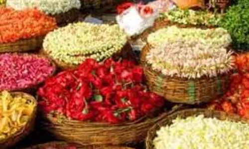 திருப்பத்தூர் மார்க்கெட்டில் பூக்களின் விலை சரிவு