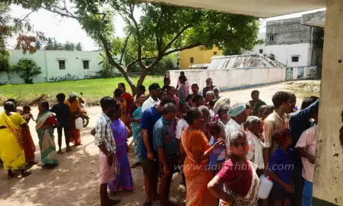 மண்எண்ணெய் வழங்காததை கண்டித்துரேஷன் கடையை பொதுமக்கள் முற்றுகை மண்எண்ணெய் வழங்காததை கண்டித்துரேஷன் கடையை பொதுமக்கள் முற்றுகை