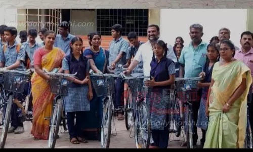 பள்ளி மாணவ-மாணவிகளுக்கு விலையில்லா சைக்கிள்