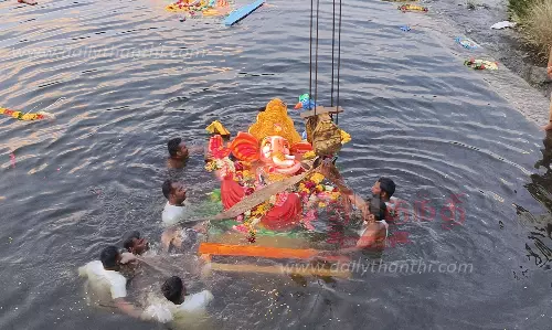 தம்மம்பட்டி அருகே ஜங்கமசமுத்திரம் ஏரியில் 40 விநாயகர் சிலைகள் கரைப்பு-450 போலீசார் பாதுகாப்பு