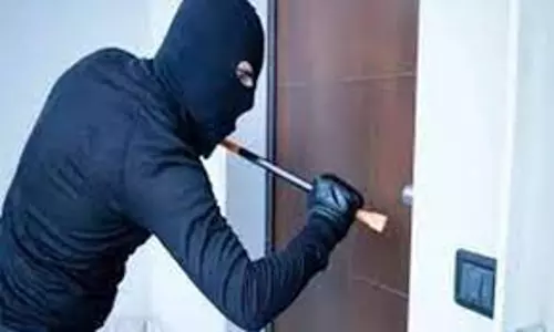 கருப்பூர் அருகே சுவரில் துளையிட்டு வங்கியில் கொள்ளை முயற்சி-மர்ம நபர்களுக்கு போலீஸ் வலைவீச்சு