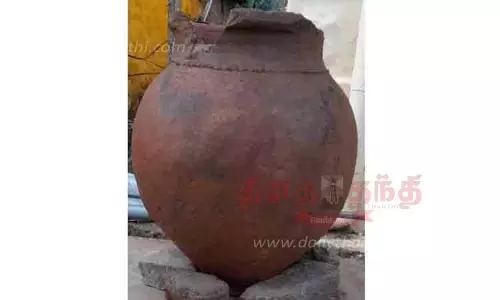 டி.கல்லுப்பட்டி அருகே பெருங்கற்காலத்தை சேர்ந்த முதுமக்கள் தாழி கண்டெடுப்பு