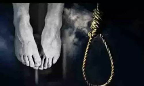 பர்கூர் வனப்பகுதியில் மரத்தில் தூக்குப்போட்டு முதியவர் தற்கொலை பர்கூர் வனப்பகுதியில் மரத்தில் தூக்குப்போட்டு முதியவர் தற்கொலை