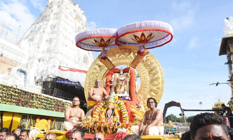 திருப்பதியில் பிரம்மோற்சவ விழாவையொட்டி சூரியபிரபை வாகனத்தில் ஏழுமலையான் வீதியுலா