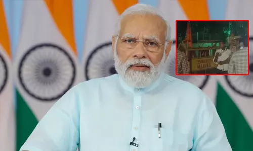 பிரதமர் மோடியின் பாதுகாப்பு வாகனத்தின் முன் பாய்ந்த நபரால் பரபரப்பு பிரதமர் மோடியின் பாதுகாப்பு வாகனத்தின் முன் பாய்ந்த நபரால் பரபரப்பு