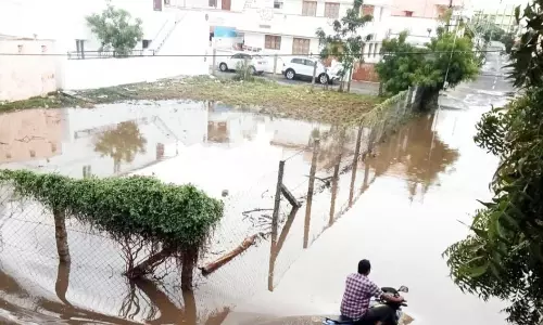 தேங்கி நிற்கும் மழைநீரால் பொதுமக்கள் அவதி