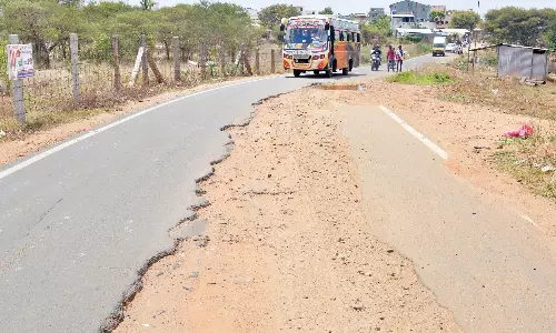 நடுவில் கொஞ்சம் ரோட்டை காணோம்