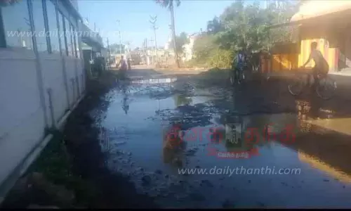 சாலையில் தேங்கி கிடக்கும் மழை நீரால் பொதுமக்கள் அவதி