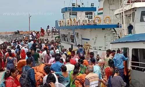 கன்னியாகுமரி கடற்கரையில் சுற்றுலா பயணிகளின் கூட்டம் களை கட்டியது