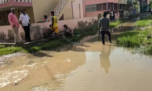 வேலூரில் வீடுகளுக்குள் புகுந்த மழைநீர் மின்மோட்டார் மூலம் வெளியேற்றம் வேலூரில் வீடுகளுக்குள் புகுந்த மழைநீர் மின்மோட்டார் மூலம் வெளியேற்றம்