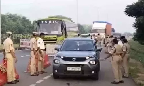 சந்திரபாபு நாயுடுவுக்கு ஆதரவு தெரிவித்து ஐ.டி. ஊழியர்கள் கார் பேரணி நடத்த திட்டம் - போலீசார் தீவிர வாகன சோதனை