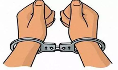 மது விற்ற 2 பேர் கைது மது விற்ற 2 பேர் கைது