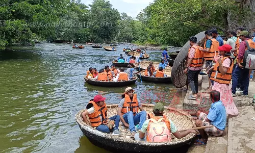 விடுமுறை நாளில்ஒகேனக்கல்லில் குவிந்த சுற்றுலா பயணிகள்அருவியில் குளித்தும், பரிசலில் சென்றும் மகிழ்ந்தனர்