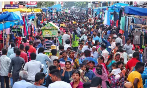 கடற்கரையில் குவிந்த சுற்றுலா பயணிகள் கடற்கரையில் குவிந்த சுற்றுலா பயணிகள்