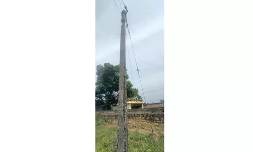 சேதமான மின்கம்பம்