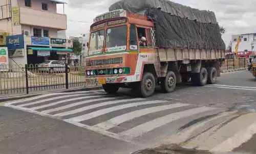சாலைகள் குறுகலாக இருப்பதால் அடிக்கடி விபத்து