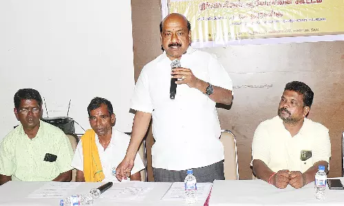 ஒப்பந்த சாலை பணி ஆபரேட்டர்களை நலவாரியத்தில் சேர்த்து பணி பாதுகாப்பு வழங்க கோரிக்கை